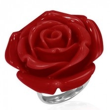 Prsten z oceli - červená vykvetlá růže z pryskyřice