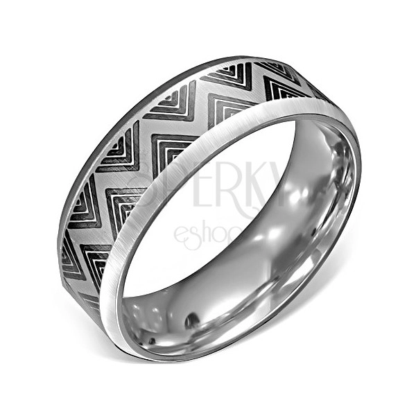 Ocelový prsten - saténový povrch s černým cik-cak vzorem