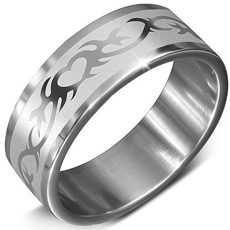 Ocelový prstýnek ve stříbrné barvě s potiskem srdce v ornamentu - Velikost: 67